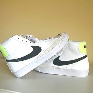 New Nike High Tops in White with Black Swoosh (Sz 8.5)